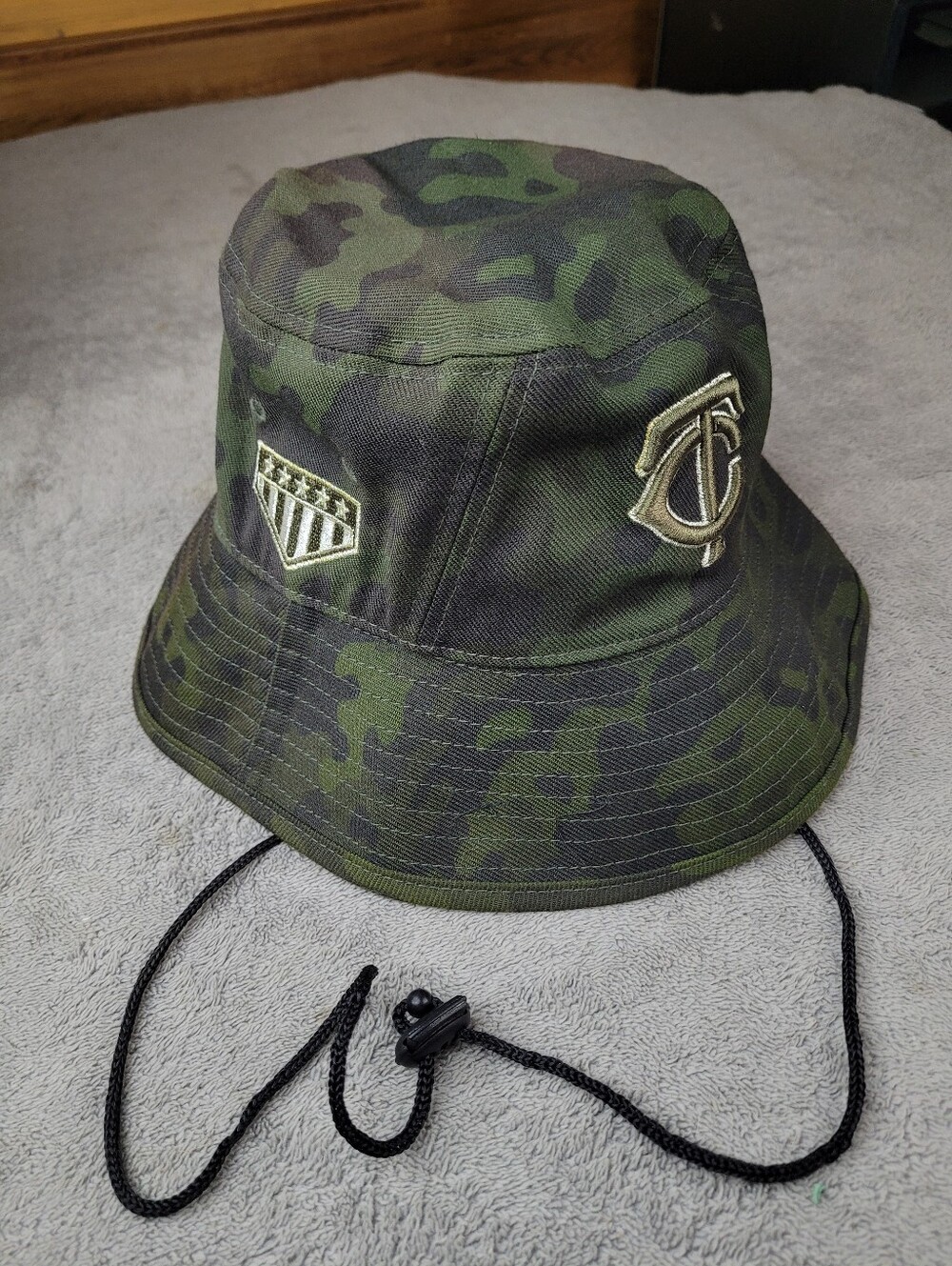 New Era Minnesota Twins Armed Forces Day Bucket Hat OSFM Green Camo Drawstring